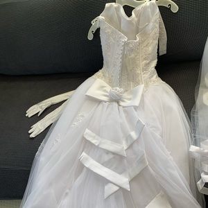NEW DAVIDS BRIDAL wedding dress, gloves and gown